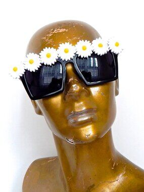 GASOLINE GLAMOUR SWAN RIVER DAISY VICE SUNGLASSES🦢🌼💎